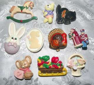 Lot Vintage Estate Jewelry Plastic Holiday Assorted Hallmark Pins Junk 