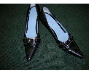 LAMBERTSON TRUEX black leather pumps. shoes have pointed toe, and high 