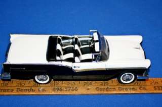   Mint 1957 Ford Fairlane 500 Skyliner Retractable Roof Die Cast Car