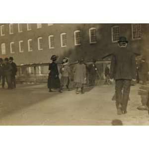  1909 child labor photo Girls working in Amoskeag Mfg. Co 