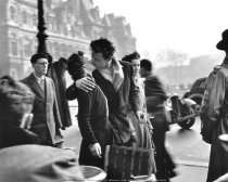    Kuss vor dem Rathaus in Paris, 1950 vON Robert Doisneau, 31x26